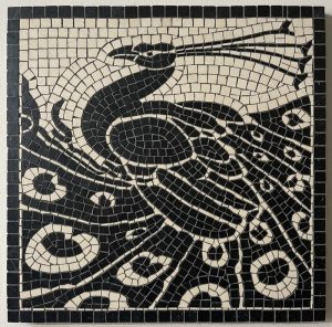 Элегантная мозаика с павлином в черно-белых тонах