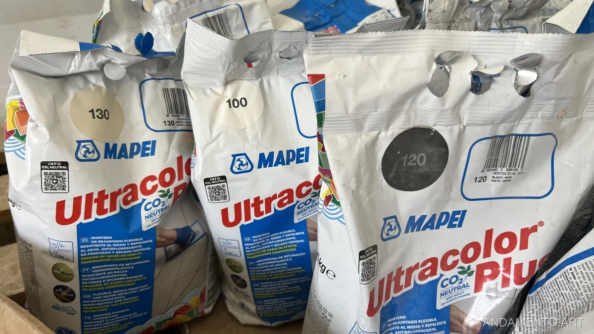 Мешки с затиркой для плитки MAPEI Ultracolor CO2 Neutral разных цветов: 130, 100, 120. Мешки с затиркой для плитки MAPEI Ultracolor CO2 Neutral разных цветов: 130, 100, 120.