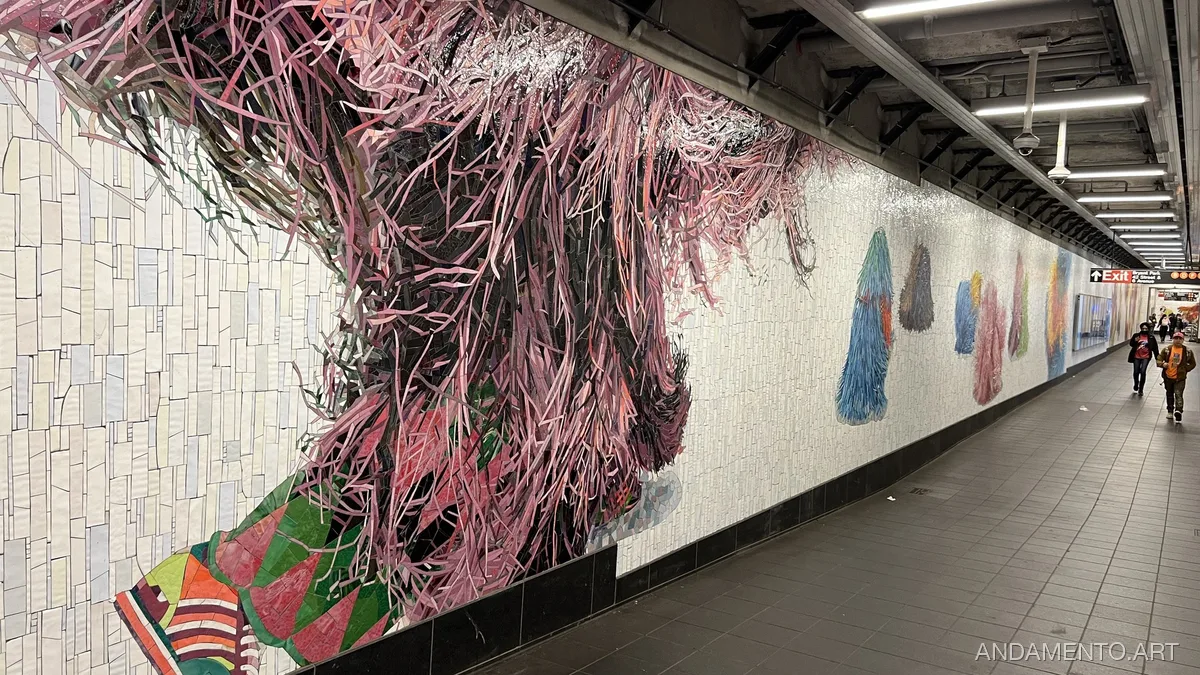 Монументальная мозаика в метро Нью-Йорка с абстрактными розовыми формами на белом фоне.