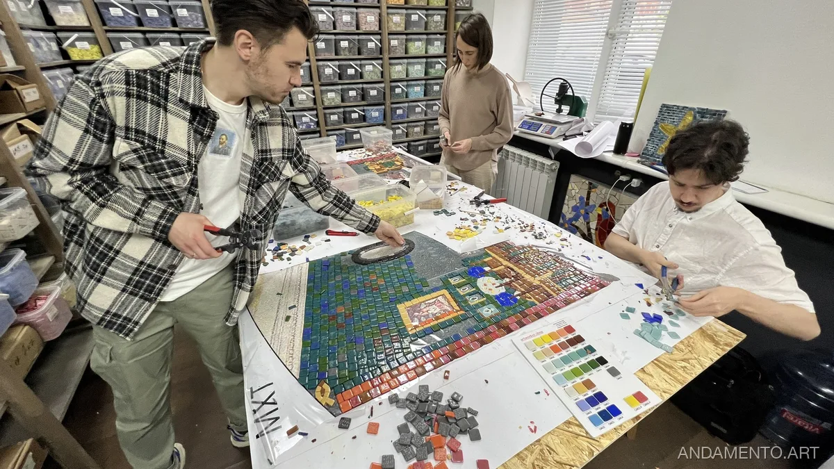 Процесс создания мозаики из стеклянной плитки в студии ArtWorker, мастера работают над деталями.