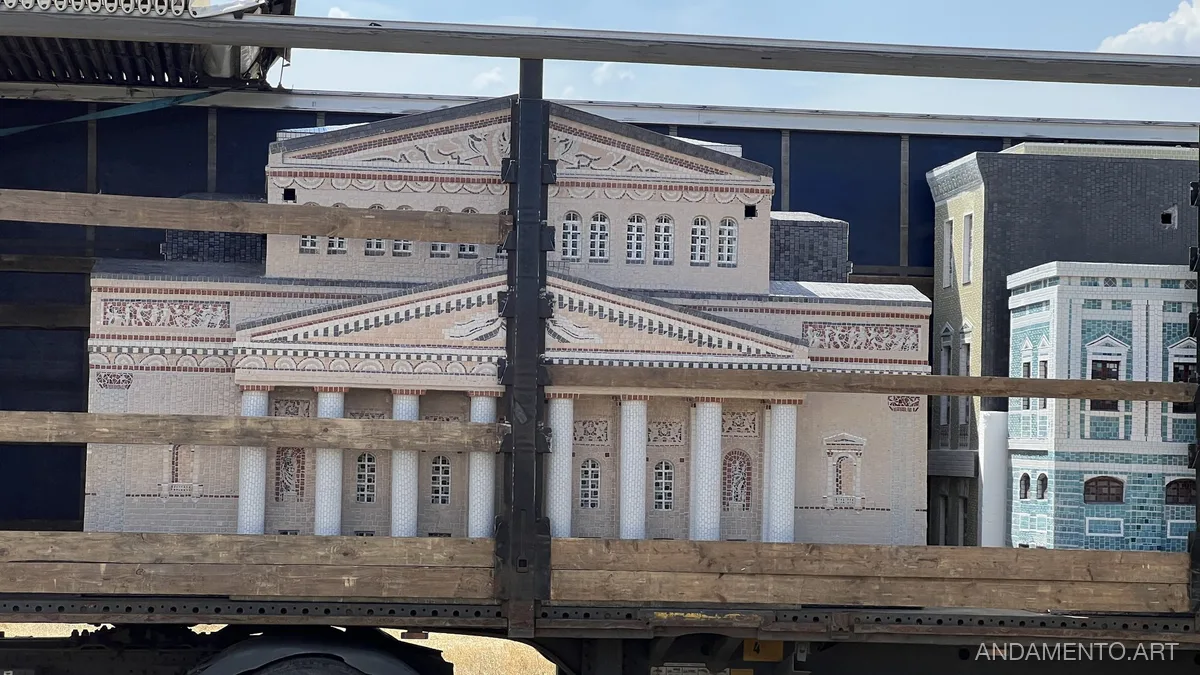Мозаичные модели театральных зданий в процессе транспортировки Мозаичные модели театральных зданий в процессе транспортировки
